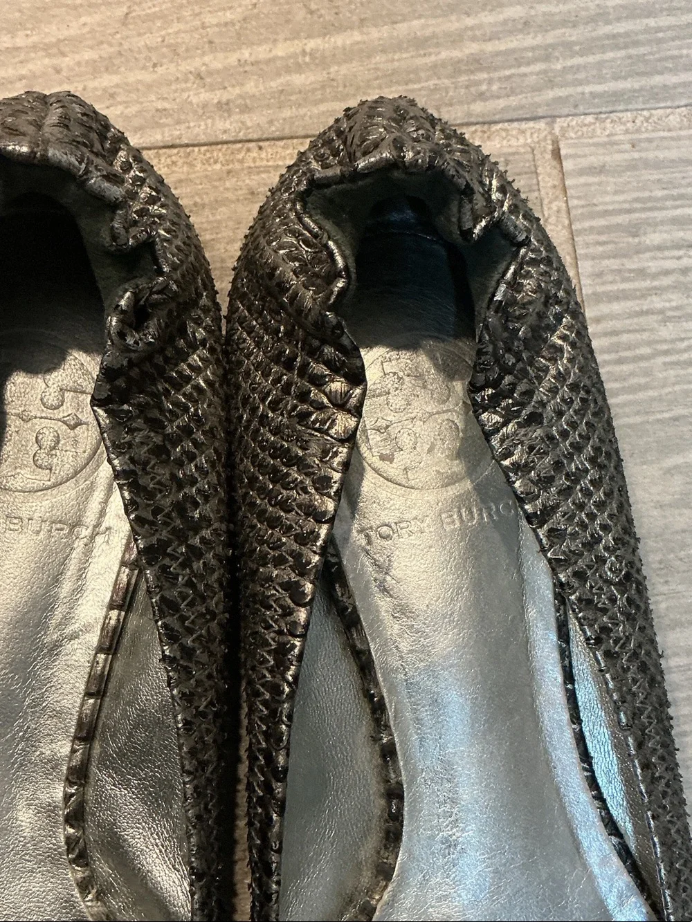 Tory Burch Reva Snakeskin Embossed Metallic Black Logo Ballet Flats Sz. 7.5M